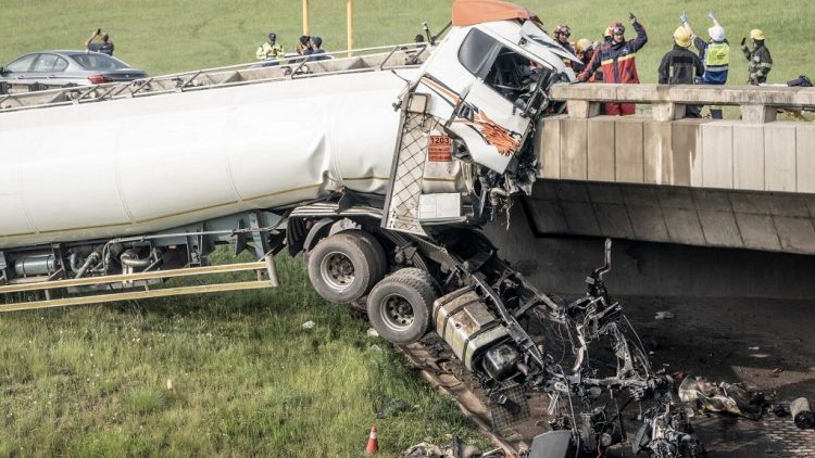 20 morts dans une collision entre un bus et un fourgon