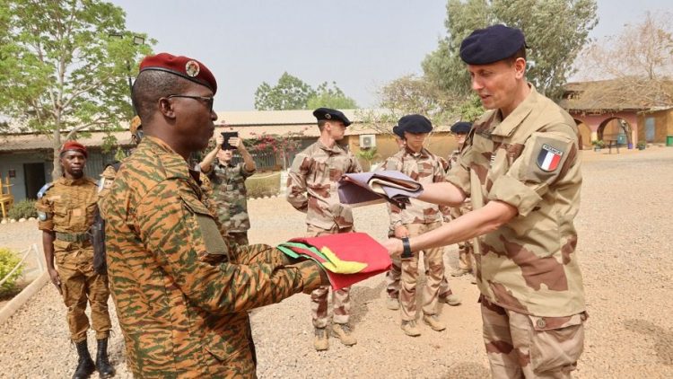 le départ de l'armée française accueilli avec satisfaction