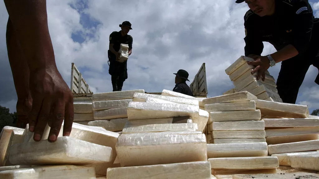 Les autorités douanières du Sénégal ont intercepté une cargaison record de cocaïne, pesant plus d'une tonne.