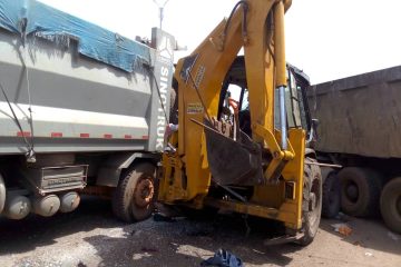 Marché Enco 5: Un collision entre un camion benne et une machine ramasseuse d'ordures fait deux blessés dont un dans état critique Un camion Benne transportant du sable immatriculé AT 07-37 et une machine ramasseuse d'ordures sont rentrés en collision dans l'après-midi de ce vendredi, 12 avril au marché Enco 5. Bilan, deux personnes blessées dont un un grièvement. Selon le témoignag