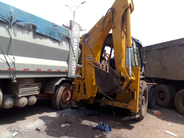 Marché Enco 5: Un collision entre un camion benne et une machine ramasseuse d'ordures fait deux blessés dont un dans état critique Un camion Benne transportant du sable immatriculé AT 07-37 et une machine ramasseuse d'ordures sont rentrés en collision dans l'après-midi de ce vendredi, 12 avril au marché Enco 5. Bilan, deux personnes blessées dont un un grièvement. Selon le témoignag