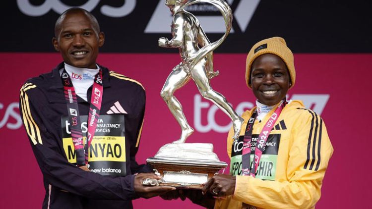 La championne olympique Peres Jepchirchir a remporté le marathon de Londres en établissant un record du monde chez les femmes ce dimanche.