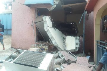 Lambanyi : un véhicule finit sa course dans une cour (images)