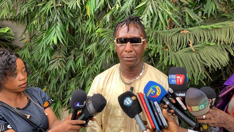 L’artiste Doudou Benny demande aux Guinéens d’avoir pitié du Général Doumbouya