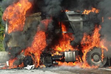 brûlent un camion