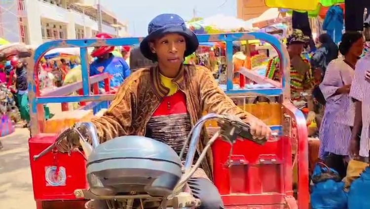 Conductrice de tricycle depuis sept ans : Adama Bah entre moqueries et stigmatisation