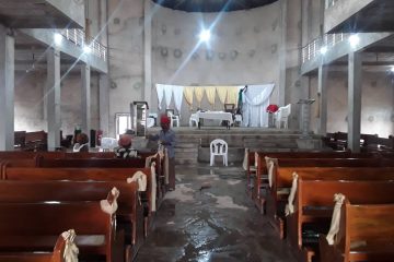 Fête de Pâques à Conakry : les derniers réglages à l’église Sainte-Odile de Simbaya