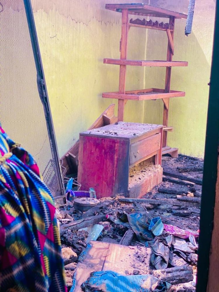 Kindia : Une maison de 3 chambres et salon réduite en cendre à Thiernodjibiya