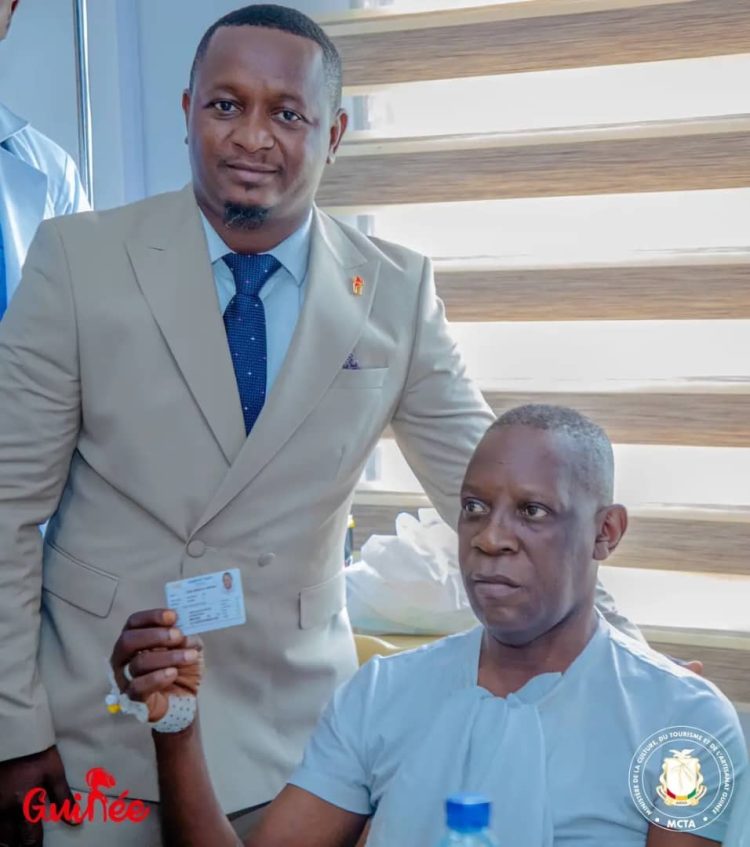 Le ministre Moussa Moïse Sylla au chevet de l’artiste Lama Sidibé et de Mansa Trouba