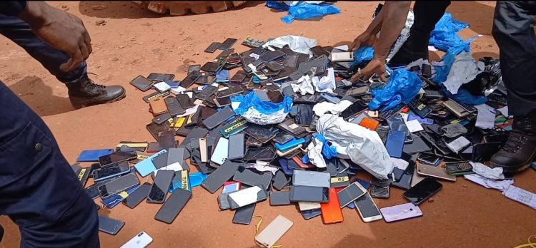 Siguiri : Le parquet procède à la destruction de 506 téléphones saisis lors des examens session 2024