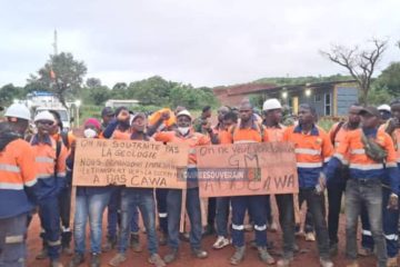 Des travailleurs de l'entreprise CAWA manifestent à Kouroussa