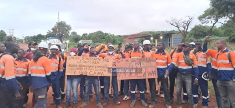 Des travailleurs de l'entreprise CAWA manifestent à Kouroussa