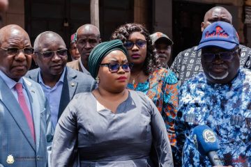 La ministre du Commerce Fatima CAMARA au lieu de l'incendie de Madina