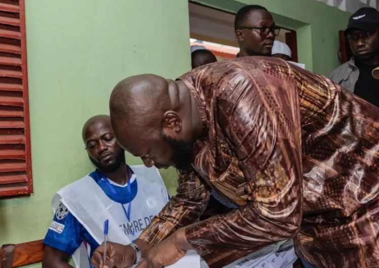 Référendum : le Général Amara Camara vote à Boulbinet et rassure