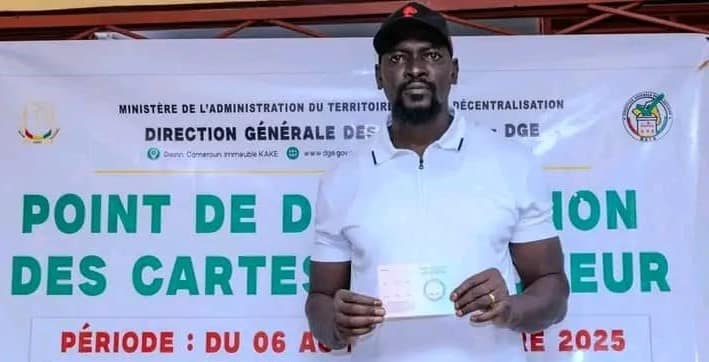 Le général Mamadi Doumbouya a retiré sa carte d'électeur