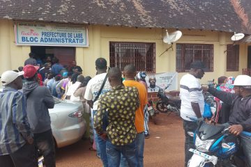 Des responsables des bureaux de vote protestent