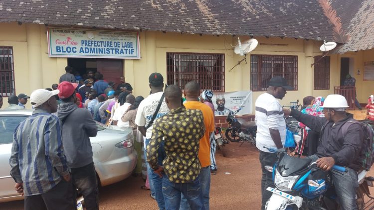 Des responsables des bureaux de vote protestent