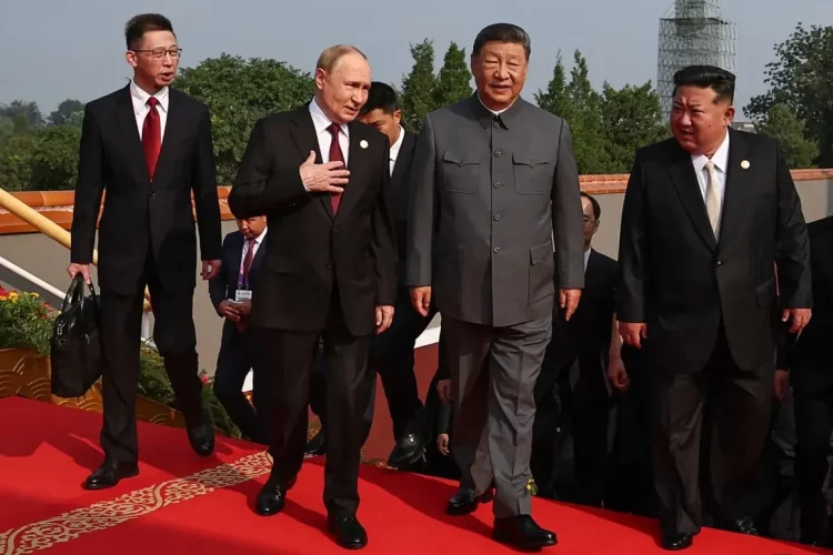 Poutine et Kim Jong-un aux côtés de Xi Jinping lors de la parade militaire