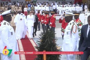 Mamadi Doumbouya dépose une gerbe de fleurs à la place des martyrs