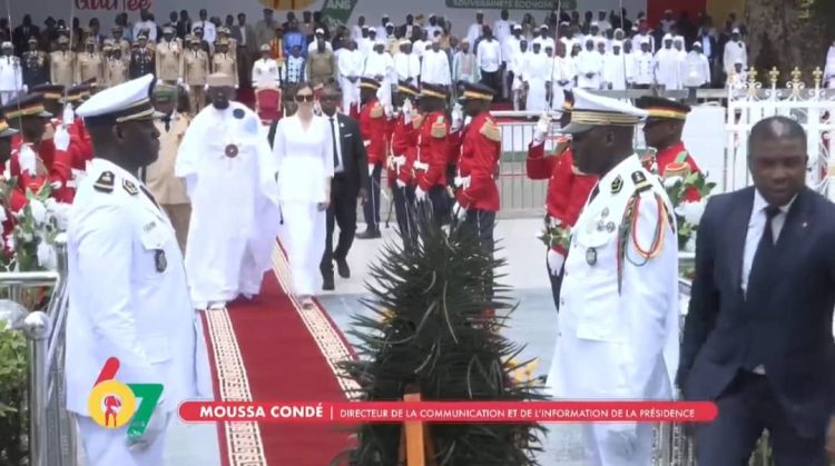 Mamadi Doumbouya dépose une gerbe de fleurs à la place des martyrs