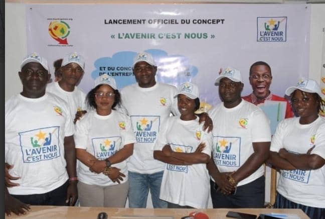 Avenir, c'est nous lancé par des journalistes