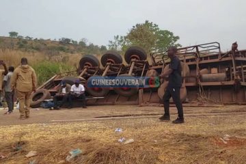 Kindia-Mamou : un camion se renverse en plein milieu de la route et provoque un embouteillage monstre