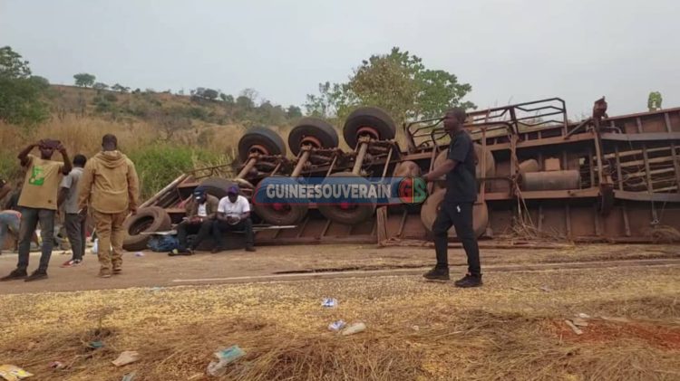 Kindia-Mamou : un camion se renverse en plein milieu de la route et provoque un embouteillage monstre