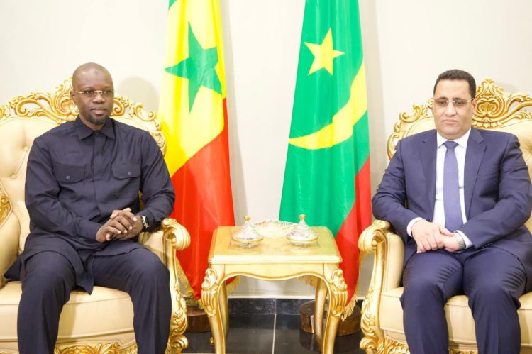 Plus d’une semaine après la victoire du Sénégal face au Maroc en finale de la coupe d'Afrique des nations 2025, les deux pays se sont retrouvés côte à côte ce lundi, pour échanger sur l’avenir de leur partenariat bilatéral. Invité à Rabat au Maroc pour une visite de trois jours, le Premier ministre sénégalais Ousmane Sonko a évoqué les incidents survenus pendant la finale de la compétition de football dimanche 18 janvier. "Cette visite intervient donc dans un contexte chargé d'émotions sportives, de débordements regrettés et d'images parfois douloureuses pour deux peuples profondément liés. Mais précisément sa portée historique réside dans la forte capacité des deux États, et États frères, de ne pas laisser l'émotion surplomber et décider du sens. Les dérapages observés ici ou là ne doivent être ni niés ni dramatisés. Ils doivent être requalifiés comme des excès émotionnels produits par la ferveur, et non comme des fractures politiques ou culturelles", a déclaré Ousmane Sonko, le Premier ministre sénégalais. Le Premier ministre sénégalais a été accueilli à Rabat par son homologue marocain Aziz Akhannouch dans le cadre de la 15ème session de la grande commission mixte de coopération sénéglao-marocaine. "Nous sommes convaincus que la véritable victoire ne se mesure pas seulement aux résultats, mais aussi à notre capacité à investir dans le sport en tant qu'outil de développement humain et économique, et à renforcer toutes nos positions sur la scène internationale. C'est ce qu'a accompli le Maroc lors de la dernière Coupe d'Afrique des nations, que notre pays a accueillie et qui restera un moment marquant dans l'histoire de cette compétition continentale", a indiqué Aziz Akhannouch, Premier ministre du Maroc. Cette visite a lieu alors que les tensions persistent entre les peuples des deux nations depuis les incidents qui ont émaillé le match de la finale de la CAN 2025. Des supporters s'écharppant sur les réseaux sociaux depuis la rencontre sportive.