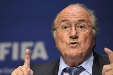 L'ancien président de la FIFA, Sepp Blatter, se joint à ceux qui appellent au boycott de la Coupe du monde aux États-Unis. Lundi, l'ancien président de la FIFA, Sepp Blatter, a soutenu une proposition de boycott des matchs de la Coupe du monde aux États-Unis par les supporters en raison du comportement du président Donald Trump et de son administration au niveau national et international. Blatter est la dernière personnalité internationale du football à remettre en question l'aptitude des États-Unis à accueillir cet événement. Il a appelé au boycott dans un message publié sur X, soutenant les commentaires de Mark Pieth dans une interview accordée la semaine dernière au journal suisse Der Bund. Pieth, avocat suisse spécialisé dans la criminalité en col blanc et expert en matière de lutte contre la corruption, a présidé il y a dix ans le comité indépendant de gouvernance chargé de superviser la réforme de la FIFA. Blatter a été président de l'instance dirigeante du football mondial de 1998 à 2015 ; il a démissionné dans le cadre d'une enquête pour corruption. Dans son interview avec Der Bund, Pieth a déclaré : « Si l'on considère tout ce dont nous avons discuté, il n'y a qu'un seul conseil à donner aux fans : restez loin des États-Unis ! Vous verrez mieux à la télévision de toute façon. Et à leur arrivée, les supporters doivent s'attendre à être renvoyés directement chez eux par le prochain vol s'ils ne satisfont pas les autorités. S'ils ont de la chance. » Dans son message sur X, Blatter a cité Pietha et ajouté : « Je pense que Mark Pieth a raison de remettre en question cette Coupe du monde. » Les États-Unis co-organisent la Coupe du monde avec le Canada et le Mexique du 11 juin au 19 juillet. Les inquiétudes de la communauté internationale du football à l'égard des États-Unis découlent de la posture expansionniste de Trump sur le Groenland, des interdictions de voyager et des tactiques agressives utilisées pour traiter les migrants et les manifestants contre l'application des lois sur l'immigration dans les villes américaines, en particulier à Minneapolis. Oke Göttlich, l'un des vice-présidents de la fédération allemande de football, a déclaré vendredi au journal Hamburger Morgenpost qu'il était temps d'envisager sérieusement de boycotter la Coupe du monde. Il y a deux semaines, les projets de voyage des supporters de deux des plus grands pays africains en matière de football ont été bouleversés lorsque l'administration Trump a annoncé une interdiction qui empêcherait les ressortissants du Sénégal et de Côte d'Ivoire de suivre leurs équipes, à moins qu'ils ne disposent déjà d'un visa. Trump a invoqué des « lacunes en matière de contrôle et de vérification » comme principale raison de ces suspensions. Les supporters d'Iran et d'Haïti, deux autres pays qualifiés pour la Coupe du monde, se verront également refuser l'entrée aux États-Unis ; ils figuraient dans la première version de l'interdiction de voyager annoncée par l'administration Trump.