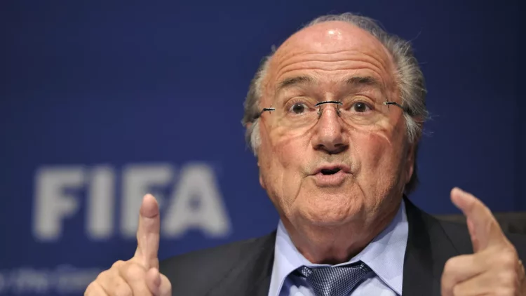 L'ancien président de la FIFA, Sepp Blatter, se joint à ceux qui appellent au boycott de la Coupe du monde aux États-Unis. Lundi, l'ancien président de la FIFA, Sepp Blatter, a soutenu une proposition de boycott des matchs de la Coupe du monde aux États-Unis par les supporters en raison du comportement du président Donald Trump et de son administration au niveau national et international. Blatter est la dernière personnalité internationale du football à remettre en question l'aptitude des États-Unis à accueillir cet événement. Il a appelé au boycott dans un message publié sur X, soutenant les commentaires de Mark Pieth dans une interview accordée la semaine dernière au journal suisse Der Bund. Pieth, avocat suisse spécialisé dans la criminalité en col blanc et expert en matière de lutte contre la corruption, a présidé il y a dix ans le comité indépendant de gouvernance chargé de superviser la réforme de la FIFA. Blatter a été président de l'instance dirigeante du football mondial de 1998 à 2015 ; il a démissionné dans le cadre d'une enquête pour corruption. Dans son interview avec Der Bund, Pieth a déclaré : « Si l'on considère tout ce dont nous avons discuté, il n'y a qu'un seul conseil à donner aux fans : restez loin des États-Unis ! Vous verrez mieux à la télévision de toute façon. Et à leur arrivée, les supporters doivent s'attendre à être renvoyés directement chez eux par le prochain vol s'ils ne satisfont pas les autorités. S'ils ont de la chance. » Dans son message sur X, Blatter a cité Pietha et ajouté : « Je pense que Mark Pieth a raison de remettre en question cette Coupe du monde. » Les États-Unis co-organisent la Coupe du monde avec le Canada et le Mexique du 11 juin au 19 juillet. Les inquiétudes de la communauté internationale du football à l'égard des États-Unis découlent de la posture expansionniste de Trump sur le Groenland, des interdictions de voyager et des tactiques agressives utilisées pour traiter les migrants et les manifestants contre l'application des lois sur l'immigration dans les villes américaines, en particulier à Minneapolis. Oke Göttlich, l'un des vice-présidents de la fédération allemande de football, a déclaré vendredi au journal Hamburger Morgenpost qu'il était temps d'envisager sérieusement de boycotter la Coupe du monde. Il y a deux semaines, les projets de voyage des supporters de deux des plus grands pays africains en matière de football ont été bouleversés lorsque l'administration Trump a annoncé une interdiction qui empêcherait les ressortissants du Sénégal et de Côte d'Ivoire de suivre leurs équipes, à moins qu'ils ne disposent déjà d'un visa. Trump a invoqué des « lacunes en matière de contrôle et de vérification » comme principale raison de ces suspensions. Les supporters d'Iran et d'Haïti, deux autres pays qualifiés pour la Coupe du monde, se verront également refuser l'entrée aux États-Unis ; ils figuraient dans la première version de l'interdiction de voyager annoncée par l'administration Trump.
