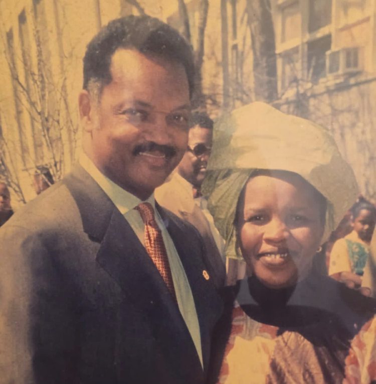 Dame Doussou Condé rend hommage à Jemesse Jackson