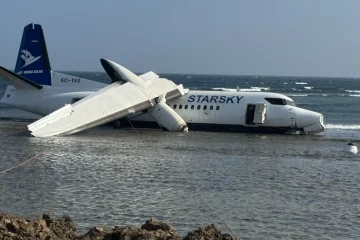 Un avion de ligne en Somalie rate la piste d'atterrissage et s'abîme dans les eaux peu profondes près de l'aéroport
