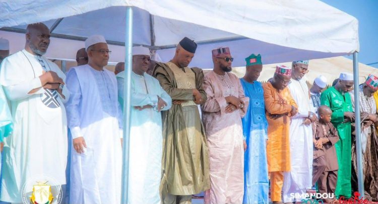 Le ministre Aboubacar fait la prière de Ramadan à Nongo