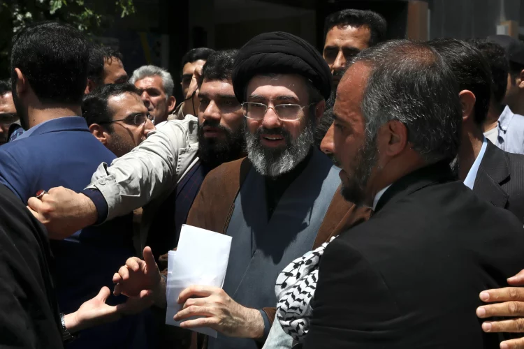 La télévision d'État iranienne annonce que Mojtaba Khamenei, fils du guide suprême iranien, a été désigné comme son successeur