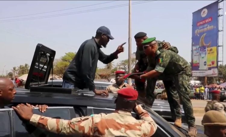 Le président Doumbouya aux militaires