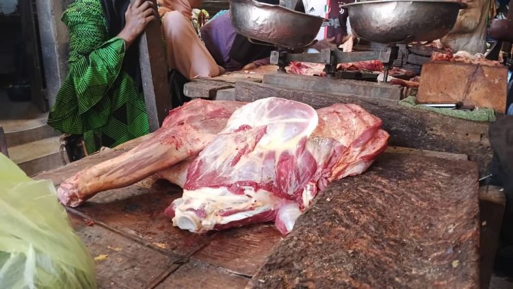 Des bouchers interpellés à Labé pour avoir vendu un kg de viande à 70.000