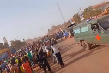 Le corps de Toumba en route pour le village pour l'inhumation