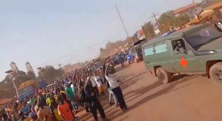 Le corps de Toumba en route pour le village pour l'inhumation