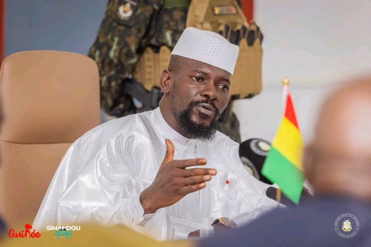 Mamadi Doumbouya donne des instructions à la justice