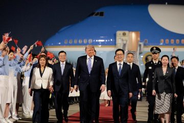 Donald Trump arrive en Chine pour un sommet aux enjeux majeurs avec Xi Jinping
