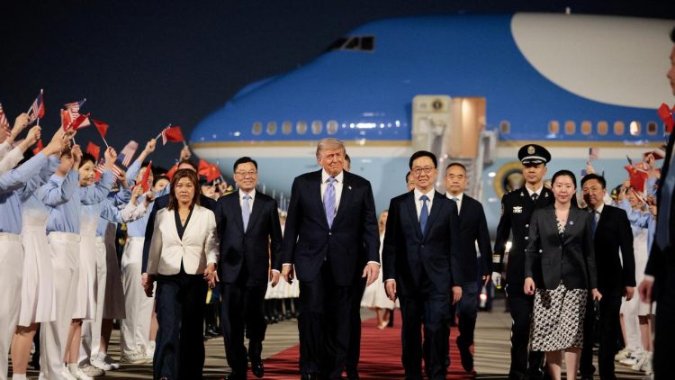 Donald Trump arrive en Chine pour un sommet aux enjeux majeurs avec Xi Jinping