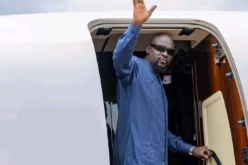 Mamadi Doumbouya quitte Conakry pour le Kenya
