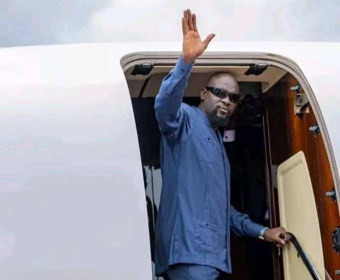 Mamadi Doumbouya quitte Conakry pour le Kenya