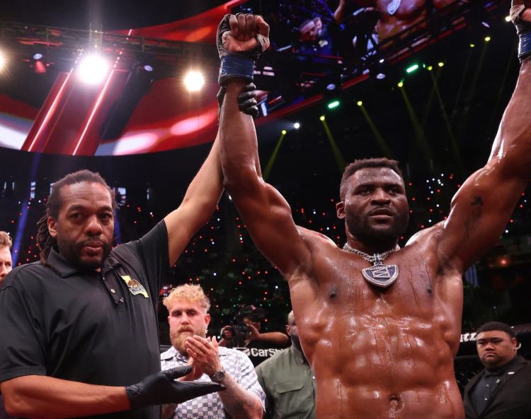 Ngannou signe son retour en MMA avec une victoire expéditive contre Lins