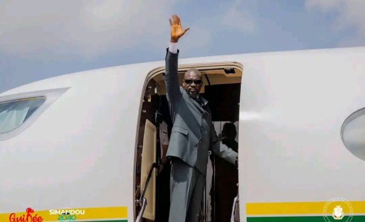 Mamadi Doumbouya rentre à Conakry après le Kenya et le Rwanda
