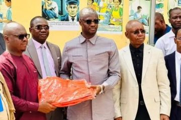 Opération de distribution des uniformes à la maison centrale de Conakry