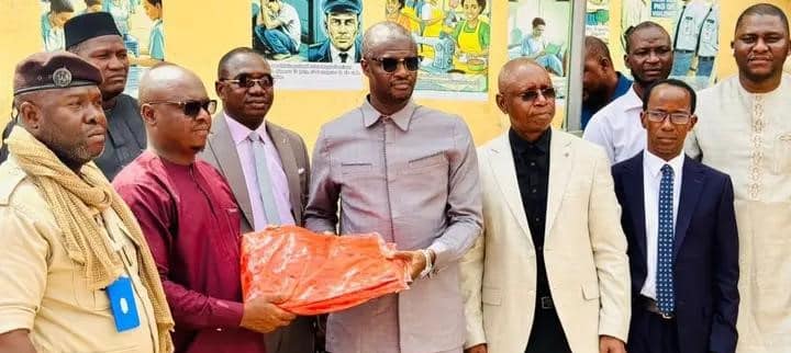 Opération de distribution des uniformes à la maison centrale de Conakry
