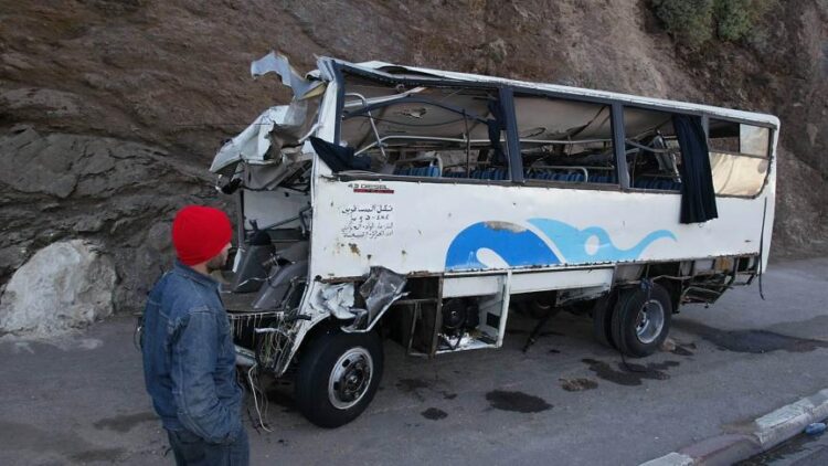 Algérie un autocar chute dans un ravin, au moins 25 morts