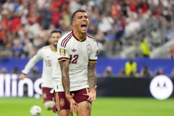 Déception pour les hommes de Didier Deschamps qui ont livré leur plus mauvaise prestation de cette Coupe du monde 2026 face à des Espagnols techniquement supérieurs. Début de match compliqué pour les Français. Les hommes de Didier Deschamps n'auront pas réussi à s'imposer dans les premières minutes, laissant très vite les Espagnols avoir le monopole du ballon. La Roja aura finalement réussi à ouvrir le score sur penalty, après une faute du défenseur français Lucas Digne. Les Bleus se trouvent dans une situation inédite depuis le début de cette Coupe du monde: jamais ils n'avaient été menés à la mi-temps. D'autant que les Français ont dû acter la sortie de William Saliba, le défenseur d'Arsenal, sur blessure. Un coup dur pour l'équipe de Didier Deschamps qui va devoir redoubler d'efficacité si elle veut revenir au score et plus encore décrocher son ticket pour la finale. Malheureusement pour les Bleus, l'Espagne a enfoncé le clou dès le début de la seconde mi-temps sur un tir de Pedro Porro. Le joueur de Tottenham est venu offrir à son équipe une avance importante dans cette demi-finale de Coupe du monde. Les Bleus auront continué de tenter, mais les Espagnols ne leur ont laissé aucune chance. La France devra donc se contenter d'une petite finale, tandis que l'Espagne elle connaîtra son adversaire pour l'ultime match de la Coupe du monde 2026, ce mercredi 15 juillet.