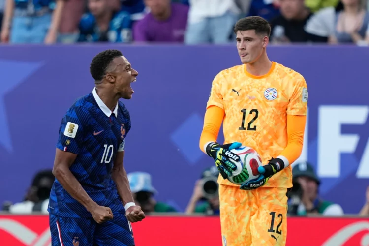L'équipe de France se sort du piège paraguayen grâce à un pénalty de Kylian Mbappé et rejoint le Maroc en quarts de finale de la Coupe du monde